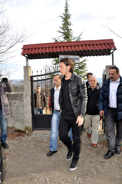 Mesut Özil dedesinin mezarını ziyaret etti