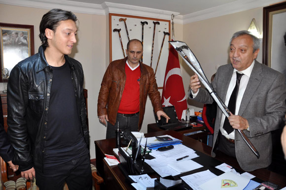 Mesut Özil dedesinin mezarını ziyaret etti