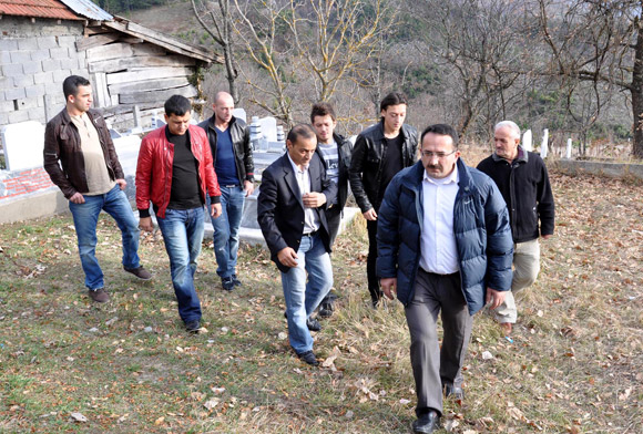 Mesut Özil dedesinin mezarını ziyaret etti