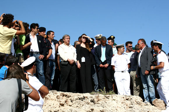 Angelina Jolie şimdi de Lampedusa Adasında