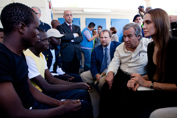 Angelina Jolie şimdi de Lampedusa Adasında