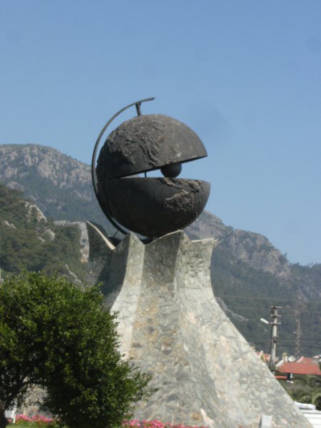 Devasa şehir heykelleri