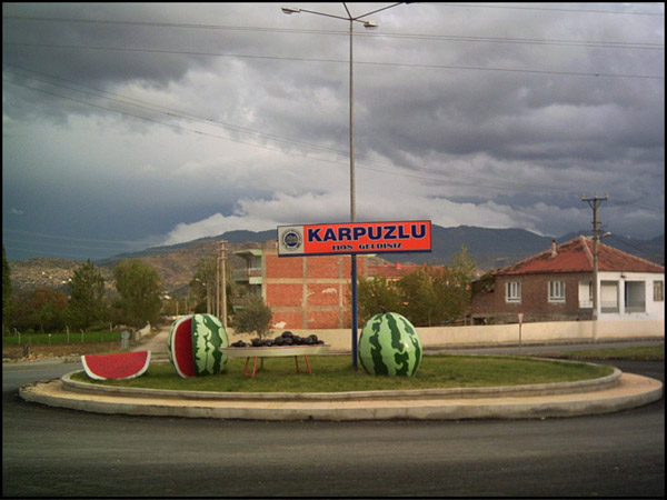 Devasa şehir heykelleri