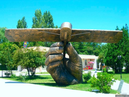 Devasa şehir heykelleri