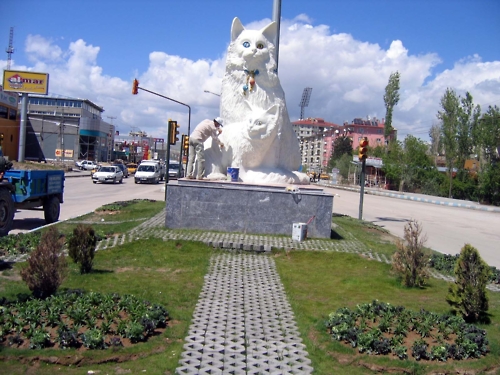 Devasa şehir heykelleri