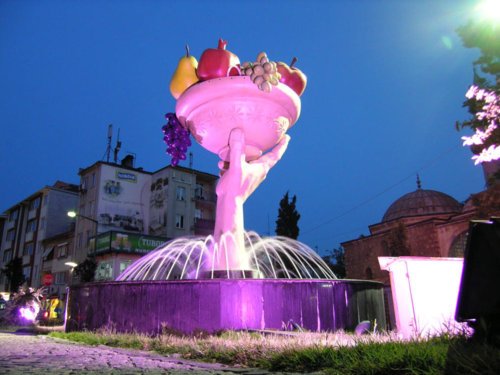 Devasa şehir heykelleri
