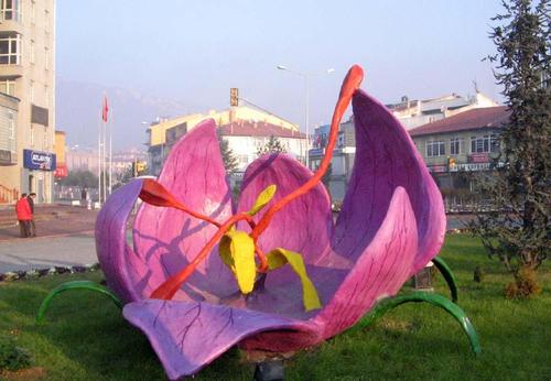 Devasa şehir heykelleri