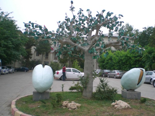 Devasa şehir heykelleri