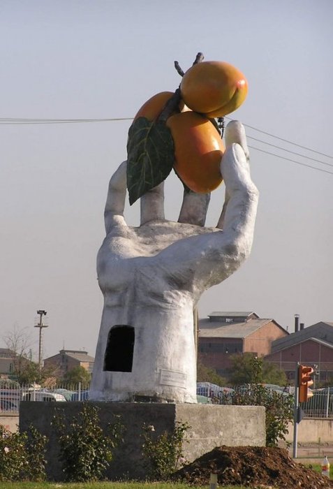 Devasa şehir heykelleri