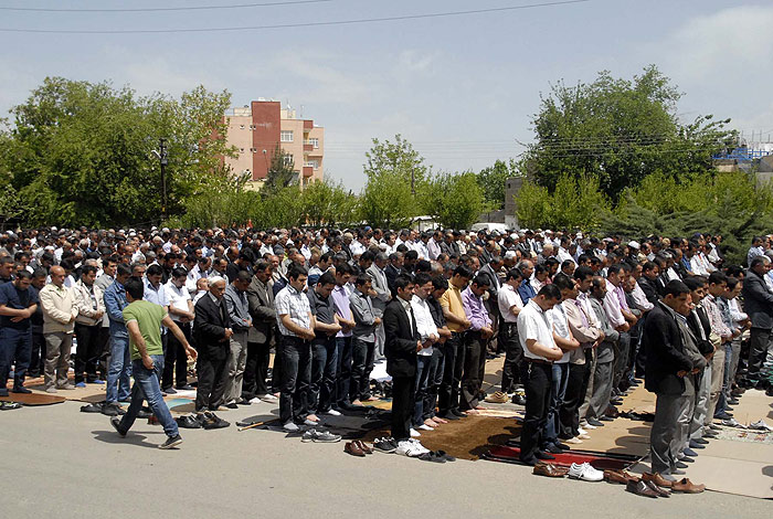 Cuma namazına sivil itaatsizlik damgasını vurdu