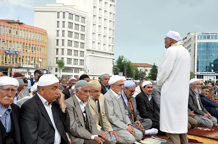 Cuma namazına sivil itaatsizlik damgasını vurdu