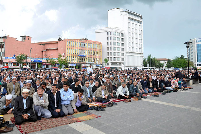 Cuma namazına sivil itaatsizlik damgasını vurdu