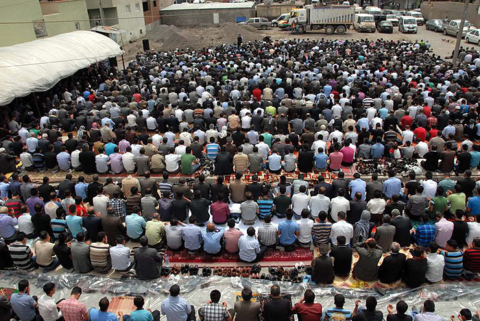 Cuma namazına sivil itaatsizlik damgasını vurdu