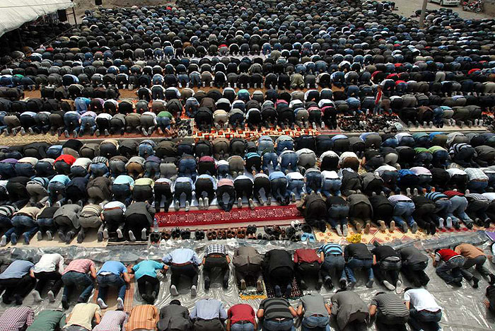 Cuma namazına sivil itaatsizlik damgasını vurdu