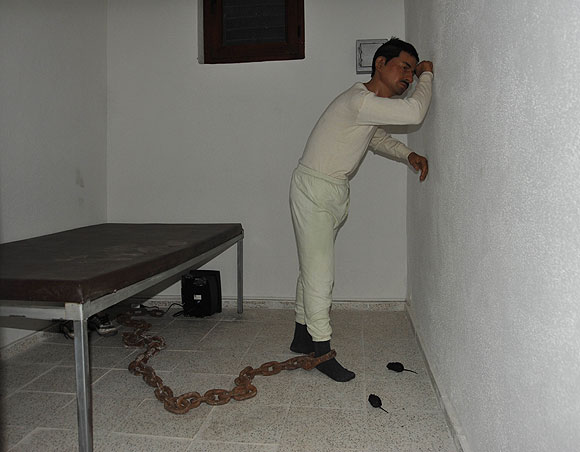 Tecrit odasında kelepçeli halde bir saat...