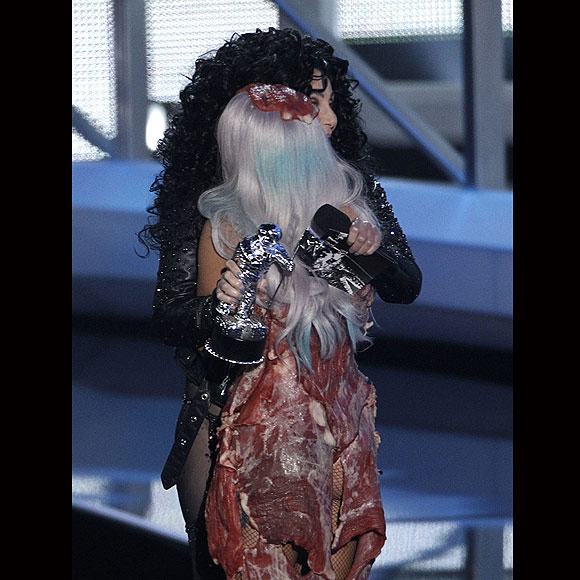 Lady Gaganın çiğ etten elbisesi olay oldu