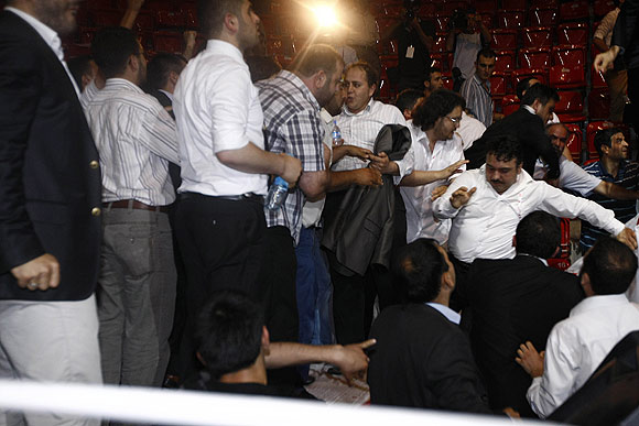 Saadet Partisi Kongresi karıştı
