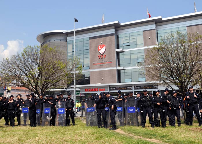 Beşiktaş taraftarları federasyona yürüdü