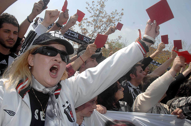 Beşiktaş taraftarları federasyona yürüdü
