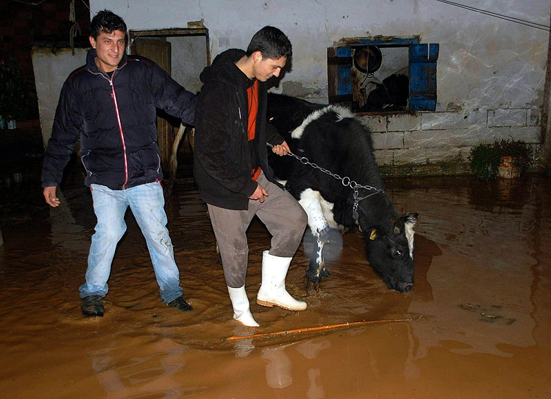 Batı sel suları altında...