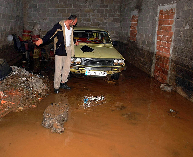 Batı sel suları altında...