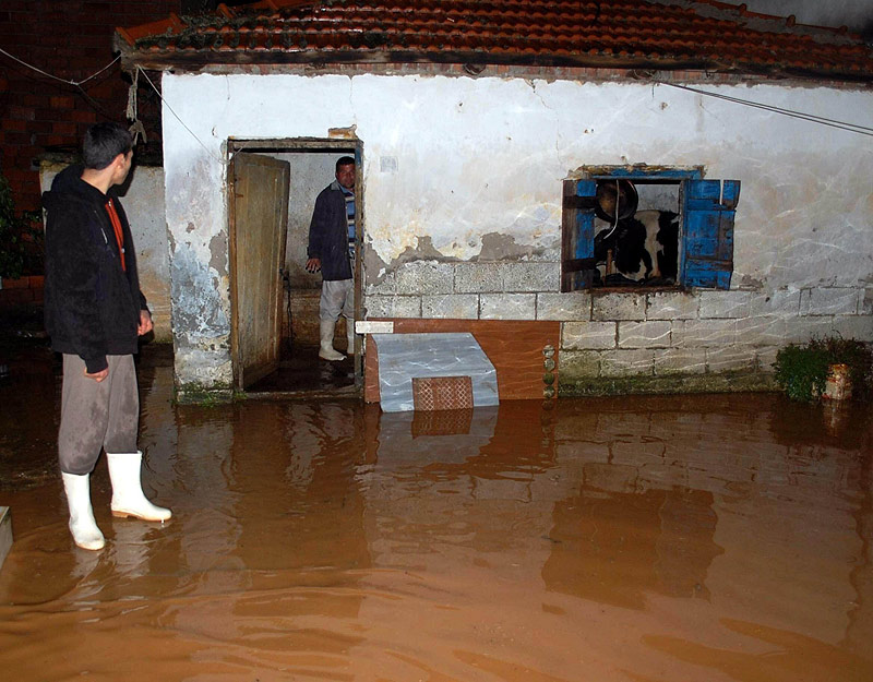 Batı sel suları altında...