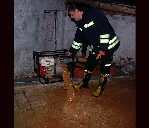 Batı sel suları altında...