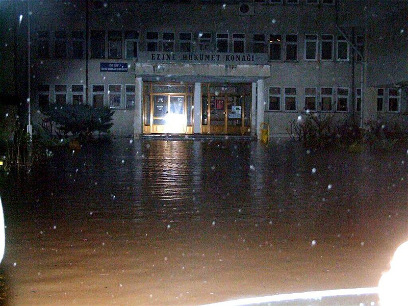 Batı sel suları altında...