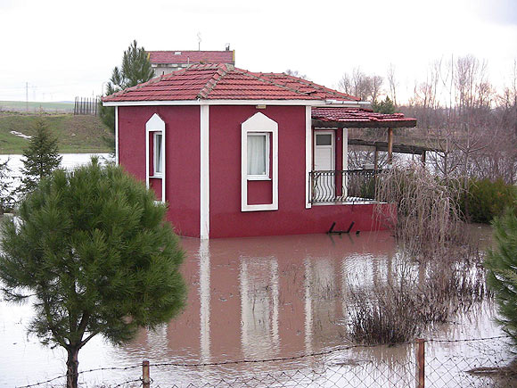 Batı sel suları altında...