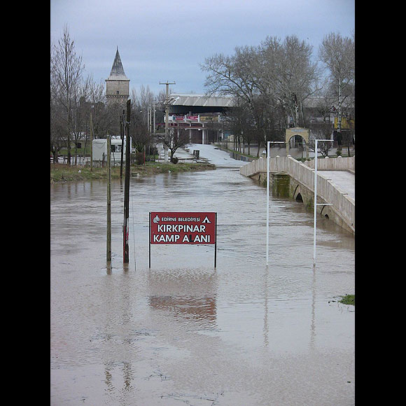 Batı sel suları altında...