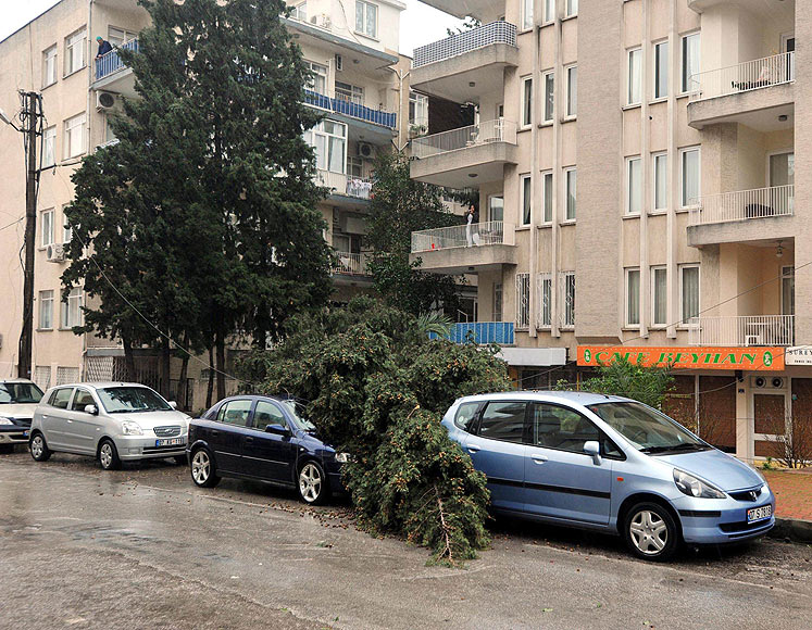 Batı sel suları altında...