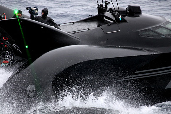 Balina avcıları, Sea Sheperd teknesine çarptı