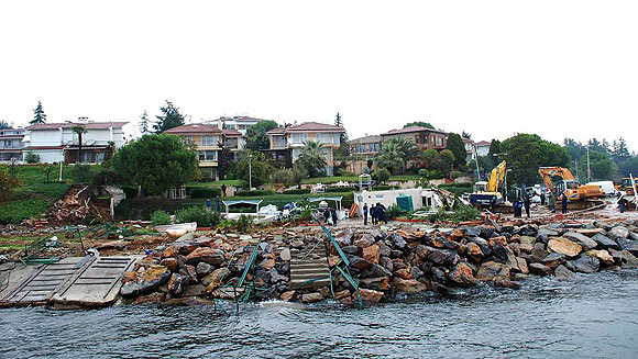 Tuzla sahilinde büyük yıkım