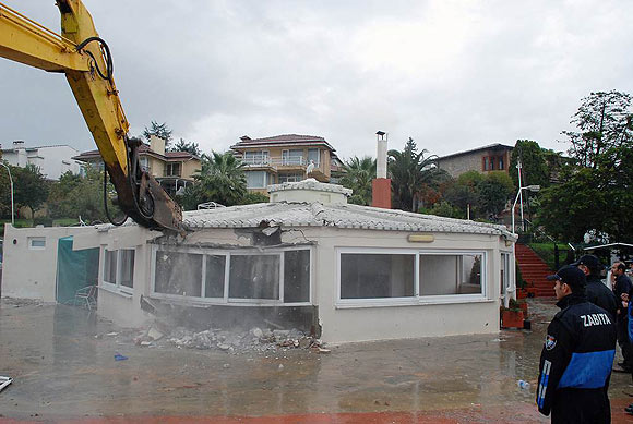 Tuzla sahilinde büyük yıkım