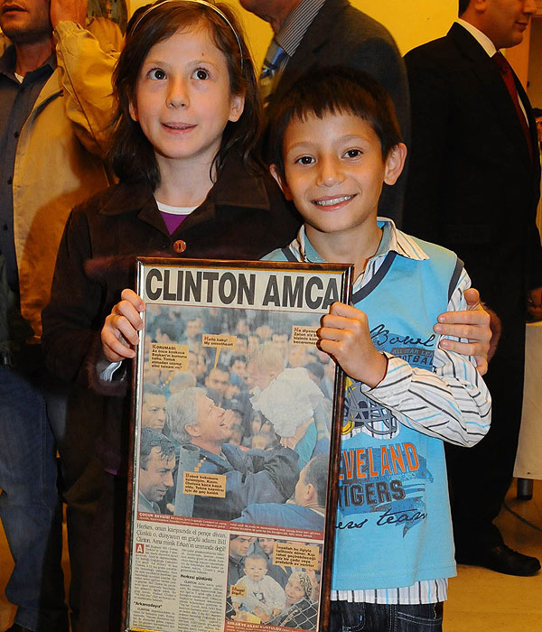 Erkan bebek yine Clintonın burnunu sıktı
