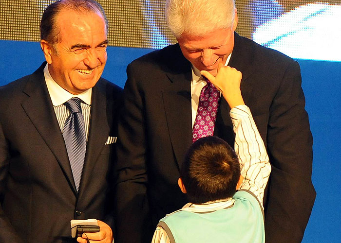 Erkan bebek yine Clintonın burnunu sıktı