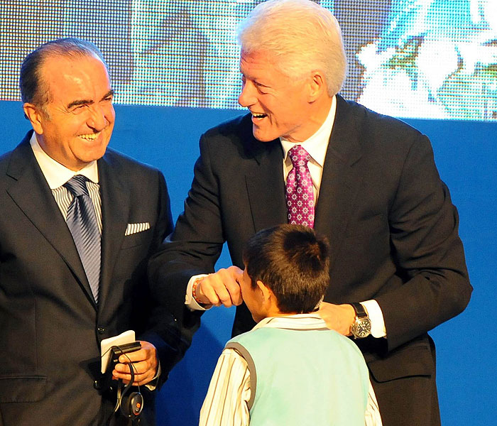 Erkan bebek yine Clintonın burnunu sıktı