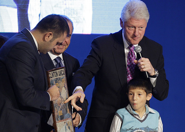 Erkan bebek yine Clintonın burnunu sıktı