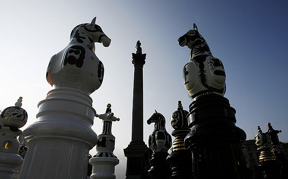Trafalgar Meydanının dev satranç taşları