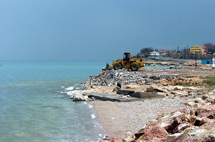 Van Gölünün çevresini çöple siyaha boyadılar