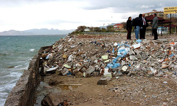 Van Gölünün çevresini çöple siyaha boyadılar