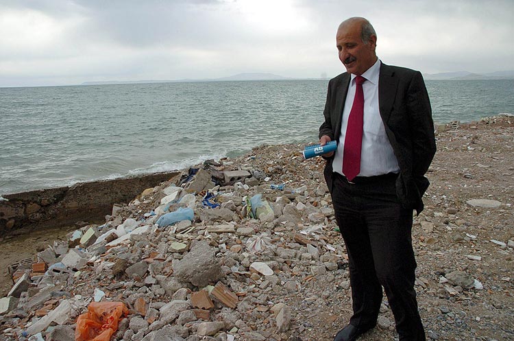 Van Gölünün çevresini çöple siyaha boyadılar