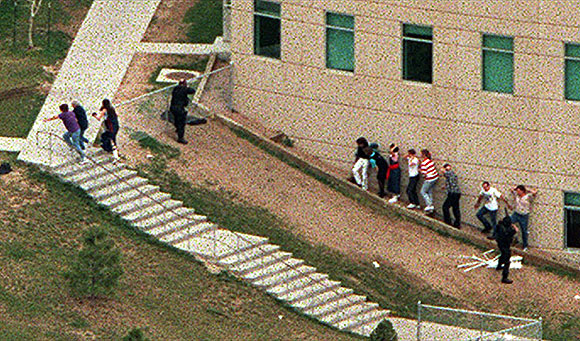 Columbine Lisesi Katliamı... (20 Nisan 1999)