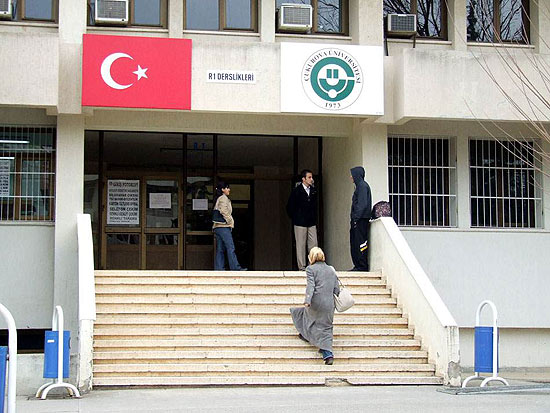 Türbanlı öğrenciler üniversiteye girdi