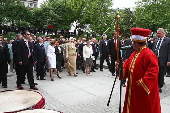 Kraliçe Elizabeth Bursa turunu tamamladı