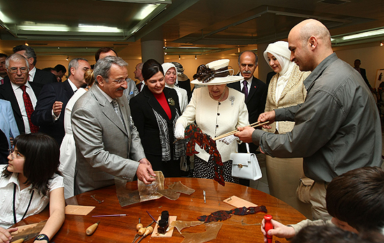 Kraliçe Elizabeth Bursa turunu tamamladı