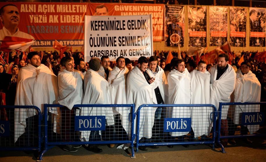 Başbakan Erdoğana kefenli karşılama