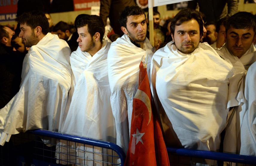 Başbakan Erdoğana kefenli karşılama