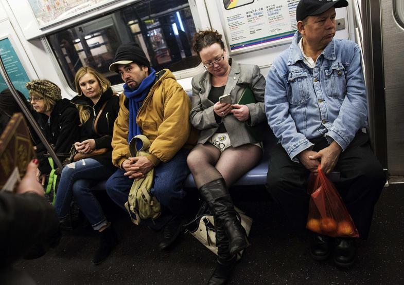 10 bin kişi metroya pantolonsuz bindi