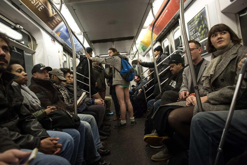 10 bin kişi metroya pantolonsuz bindi